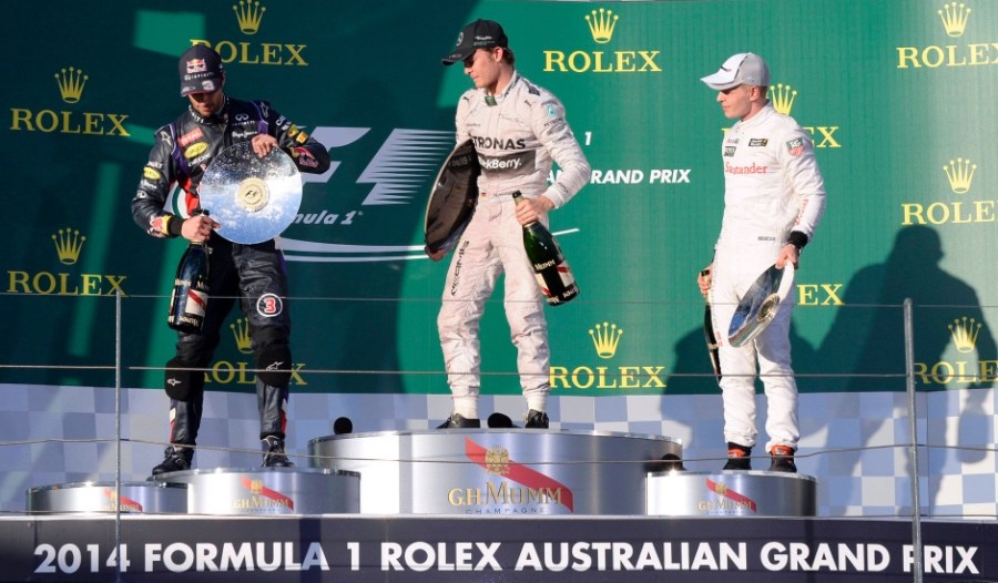 ungewohnte-namen-auf-dem-podest-ricciardo-rosberg-und-magnussen-von-links